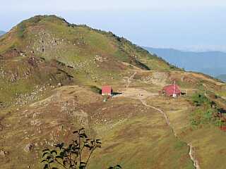 朝日小屋（右）と前朝日岳　　山頂までの登山道から　　　2002.9