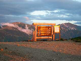 夕陽に照らされて　　朝日平から雪倉岳・白馬岳を見る　　03.8.23