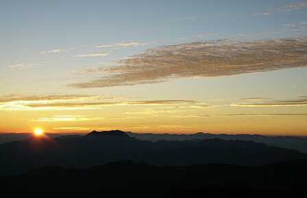 夜明け　　　　　朝日岳山頂にて