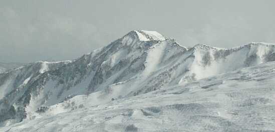 初雪山山頂より、犬ヶ岳を望む　　　04.3.14の画像
