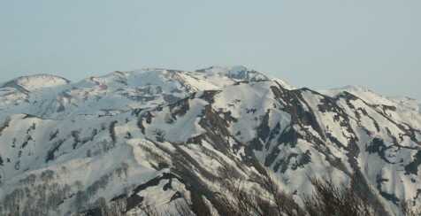 白鳥山から朝日岳方面を望む　　　04.4.21の画像