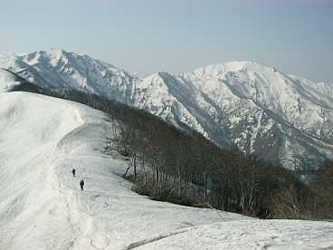 彼方に聳える犬ヶ岳（左）、初雪山（右）　　　04.4.22の画像