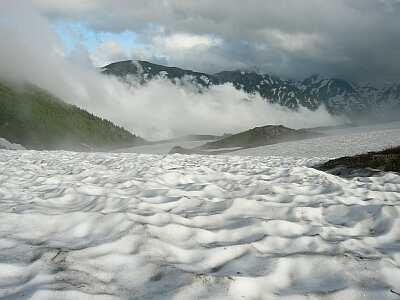 朝日平から、雲の切れ間に雪倉岳を見る　　　04.6.20の画像