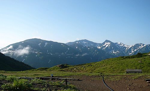 今朝の雪倉岳、白馬岳、旭岳　　　朝日平からの画像