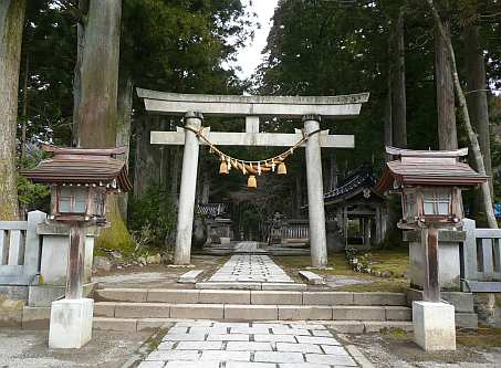 杉木立へと続く、芦峅雄山神社　　09.3.8の画像