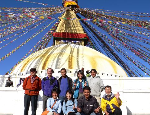 ネパール最大のストゥーパ（仏塔）の前で　　ボダナートにて　　　06.1.5の画像