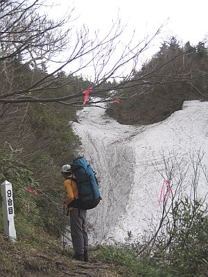 恵振山・９合目　　　まだまだ雪が残る　　　photo by T    07.5.26の画像