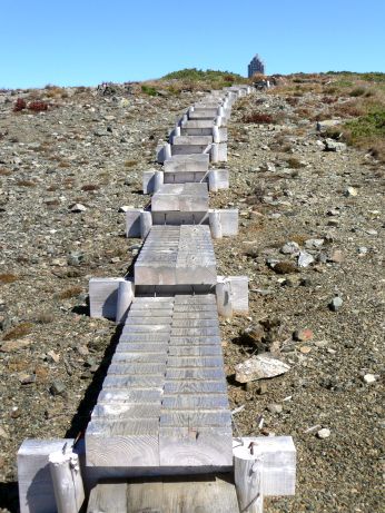 朝日岳山頂手前、今はこの木道の上を歩いているか? 写真