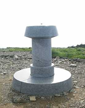 朝日岳山頂に建つ、方位盤 02.7.8 朝日岳山頂に建つ、方位盤 02.7.8