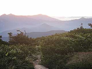 朝日岳山頂から、朝の眺望 02.9.2 朝日岳山頂から、朝の眺望 02.9.2