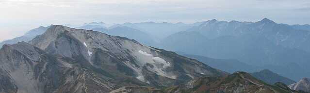 雪倉岳山頂付近からの眺め　　　02.9.26