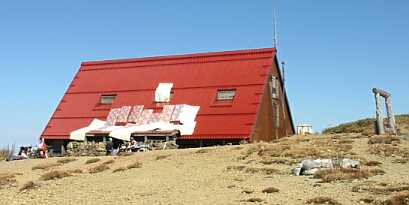 朝日小屋、昨シーズン最後の布団干し 02.10.13 朝日小屋、昨シーズン最後の布団干し 02.10.13