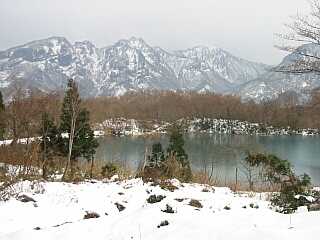 湖面に映る山の姿も神秘的