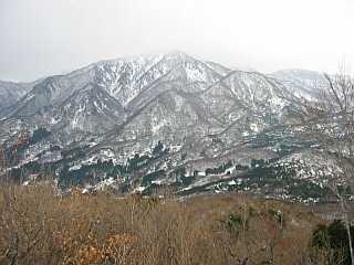 雨飾山山頂はうっすらと雲がかかっていましたが、それでも立派にその姿を見せてくれていました。