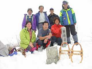 戸倉山山頂(975.5m)で、全員で記念写真 02.11.30 戸倉山山頂(975.5m)で、全員で記念写真 02.11.30