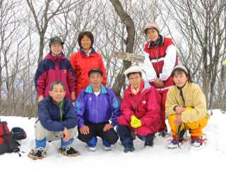 大谷山（558.7ｍ）山頂で、一緒になった皆さんと　　photo by shun