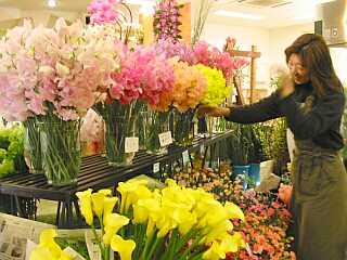 笑顔で応対してくれた朋子さん　　　黒部市・花水木で　　