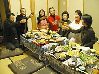 由美子さん手作りのご馳走を前に、乾杯! 03.3.8 由美子さん手作りのご馳走を前に、乾杯! 03.3.8