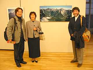 私の左隣が松本さん、右端は写真家の増村征夫さん　　　　03.4.5