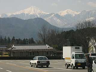 春の陽に輝く常念の峰々 道の駅ほりがね・駐車場より 03.4.6 春の陽に輝く常念の峰々 道の駅ほりがね・駐車場より 03.4.6