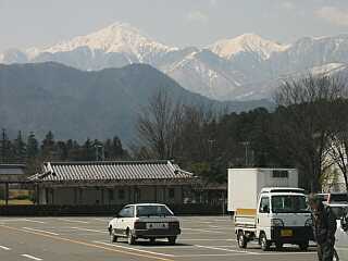 春の陽に輝く常念の峰々　　道の駅ほりがね・駐車場より　　03.4.6