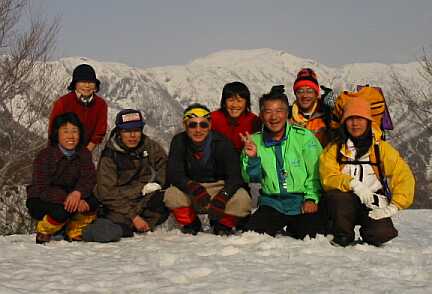 初雪山をバックに記念撮影　　　photo by 自動　　03.4.13