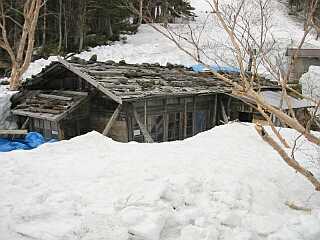約半年ぶりに雪の中から掘り出された、徳本峠小屋