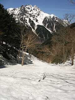 穂高連峰、明神岳の岩峰　　　　03.4.22