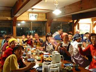 今日の登山会には、「エプロン部隊」と称するお手伝いの皆さんが20名も上山して来てくれました。