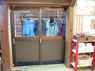 小屋玄関の出入り口にサッシの戸が入りました!! 章ちゃん・作 小屋玄関の出入り口にサッシの戸が入りました!! 章ちゃん・作