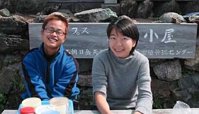 “お茶タイム”に、小屋の前のベンチで “お茶タイム”に、小屋の前のベンチで