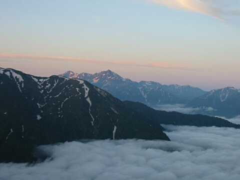 雲海の上に　遠く剱岳、そして手前は清水岳の尾根　　photo by mari