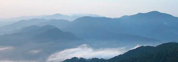 夕焼け前　　　遭難現場近くの初雪山などの山並み