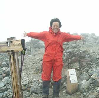 強風に吹かれて、それでもとても楽しそう　　　雪倉岳山頂にて　　03.9.28の画像