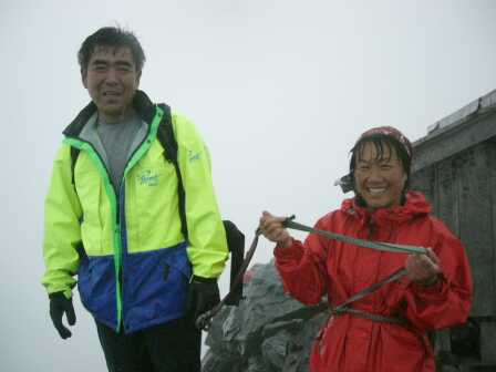 たった一枚の証拠写真（！？）　　雨風の剱岳山頂にて　　03.9.10