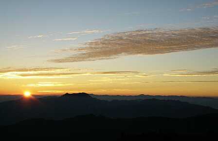 夜明け 朝日岳山頂にて 夜明け 朝日岳山頂にて