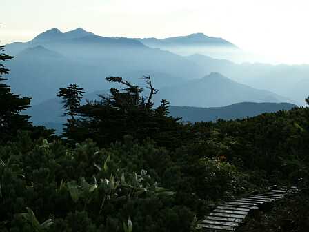 うっすらと朝靄たなびく　　朝日岳山頂にて　　　03.9.23