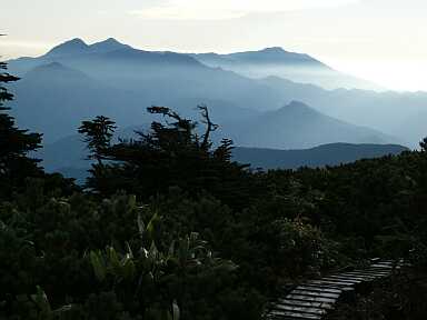 清々とした朝の時間　　山頂から頚城の山々を眺める　　03.9.23の画像