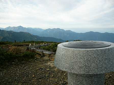 山頂の方位盤の遥か向こうに、剱岳