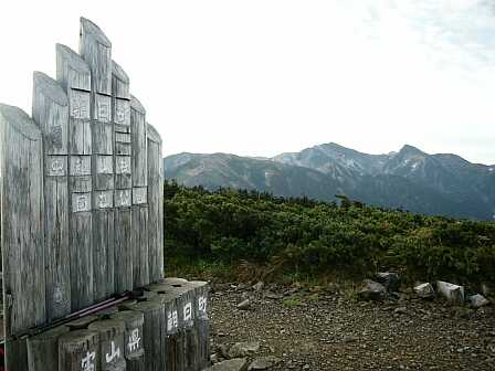 夜が明けたばかりの中で見る、山並み