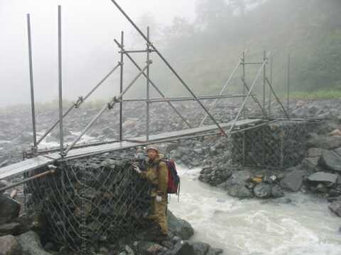 白高地沢の仮橋を確認　　　