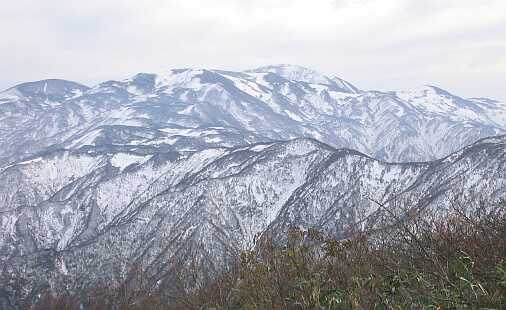 初冬の「栂海新道」　　　栂海山荘から朝日岳方面を望む　　　03.10.25　