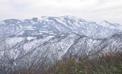 初冬の「栂海新道」　　　栂海山荘から朝日岳方面を望む　　　03.10.25　