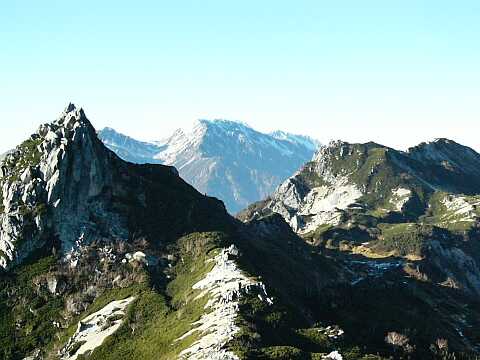 烏帽子岳（左）と南沢岳。そしてその間から奥には、立山の山並み　　　03.10.30