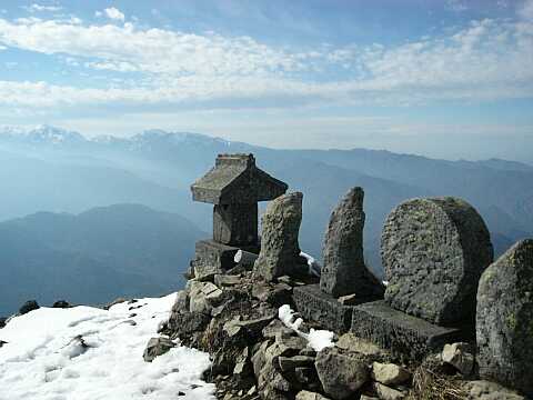 石仏と祠が祀られた山頂（北峰）から、朝日岳を見る　　　　03.11.15