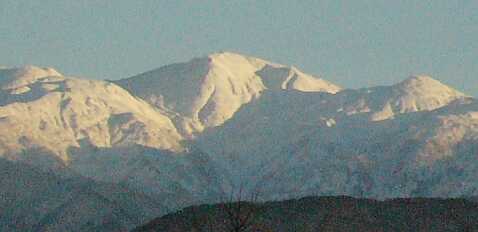 今日の夕方は、朝日岳がとてもきれいに見えました。