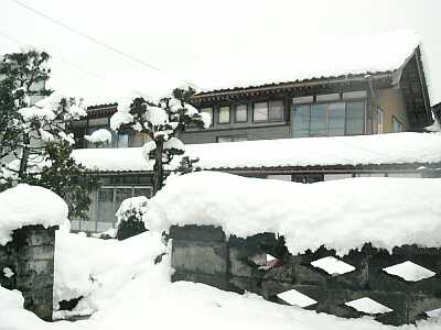 今朝の様子　　　すっぽりと雪に埋もれた我が家の前での画像