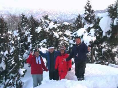 大杉山（734.2ｍ）山頂にて　　　04.1.31の画像