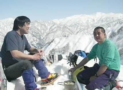 青空の広がる中、朝日岳をバックに　　負釣山７合目にての画像