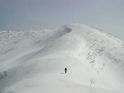 初雪山直下　　　ポツンと人影は古崎分隊長　　　04.3.14の画像